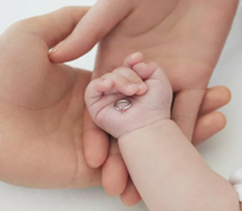 バースストーンに想いを込めて
誕生記念や出産祝いに贈る『ベビーリング』