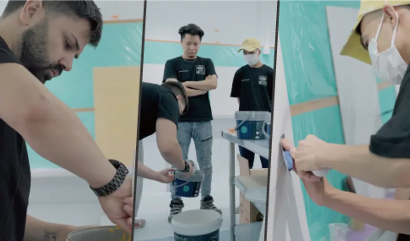 イタリアから研修のために来社したマエストロのセルジョ氏と職人