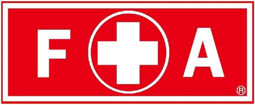 救急キットの所在を伝えるステッカー(FAとはファーストエイドの頭文字です)