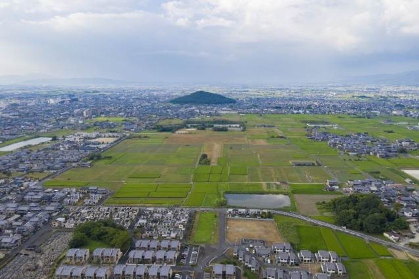 近畿文化会は、今年も有名な文化財を訪ねて著名な講師
による講演と現地見学を行う「入門臨地講座」を開催します。