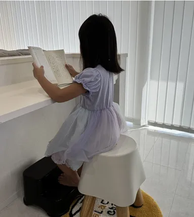 小さなお子様も踏み台を使用すれば座れます