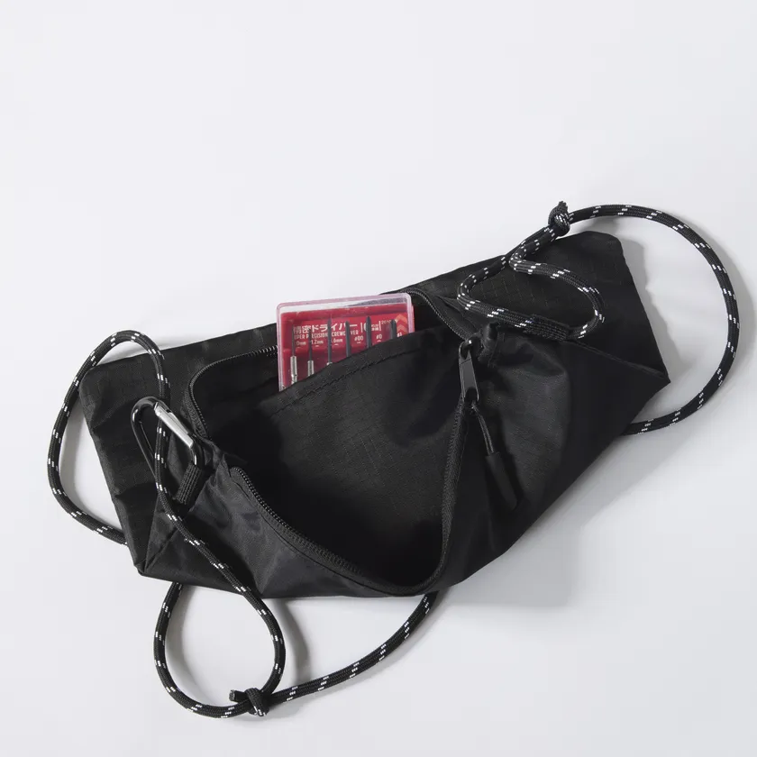 キャップやトートバッグ、サコッシュ等小物アイテムも展開