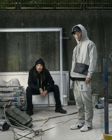 スウェットセットアップはブラックとグレーの2色展開