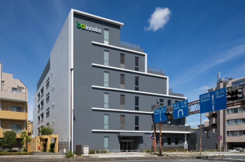 innoba大田の外観。京浜急行本線六郷土手駅徒歩約6分・雑色駅徒歩10分、第一京浜沿いに立地。駐車場は16台。innobaは「innovation(イノベーション)」と「場所」を表す「ba」を組み合わせた造語
