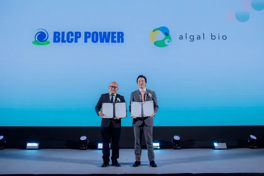 2025年3月4日にバンコクで実施された調印式 左から、BLCPパワー社 Managing Director Yuthana Charoenwong氏、当社COO 大江 真房