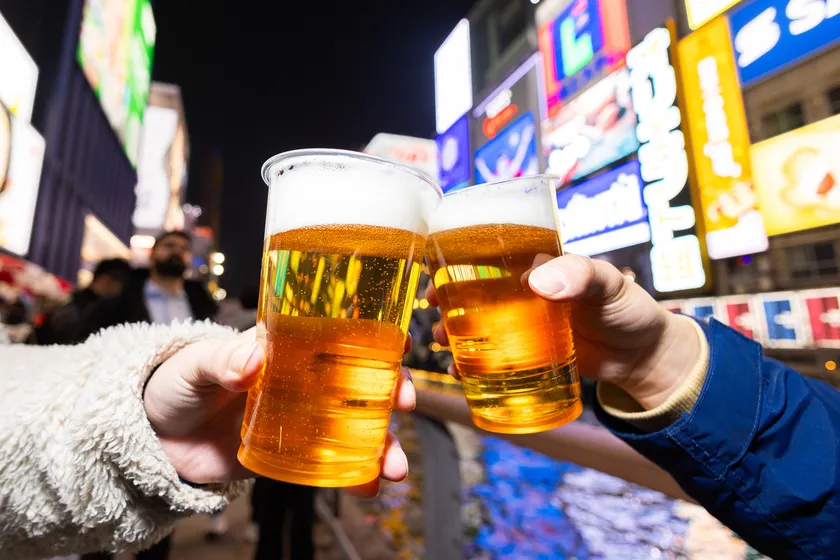 道頓堀川沿いで乾杯!