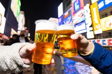 道頓堀川沿いで乾杯！