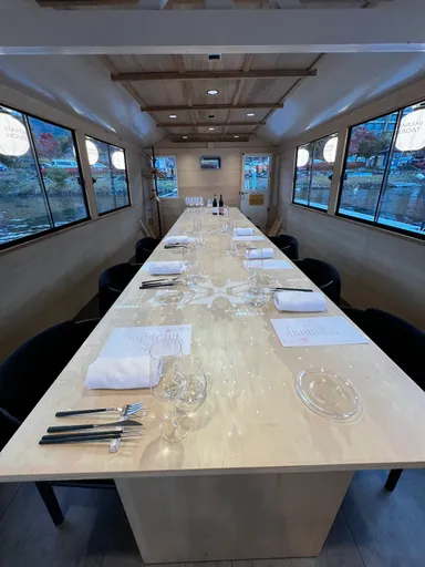 湖上レストランの内装