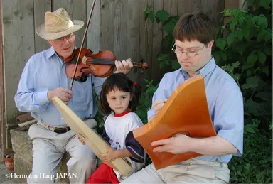 (左)開発者のヘルマン氏、(真ん中)孫のアナベル、(右)息子のアンドレアス氏