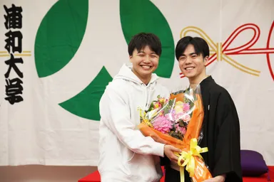 花束を贈呈する多田さん