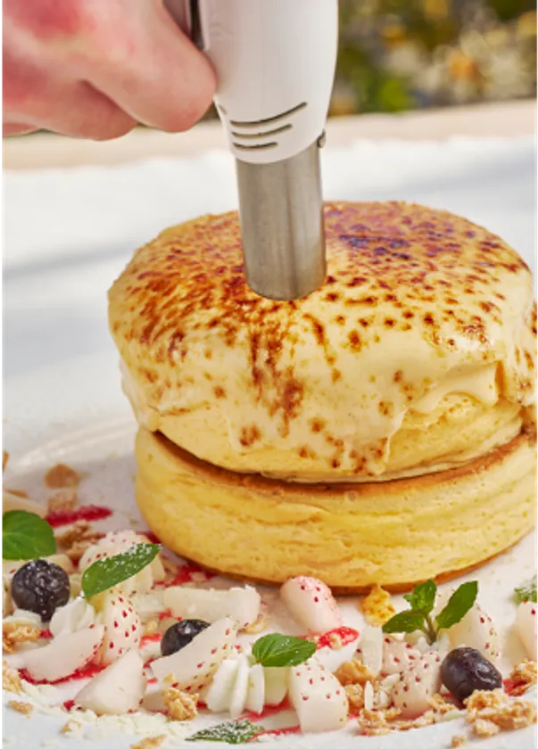 表面をブリュレする演出をお客様の目の前でお届け