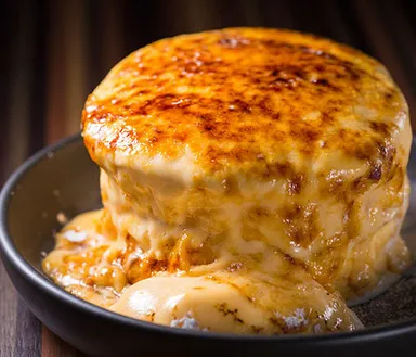 当店人気No.1「日の出カスタードのブリュレパンケーキ」