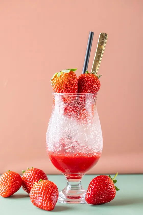 食堂のいちごソーダ 600円(店内)/650円(テイクアウト)