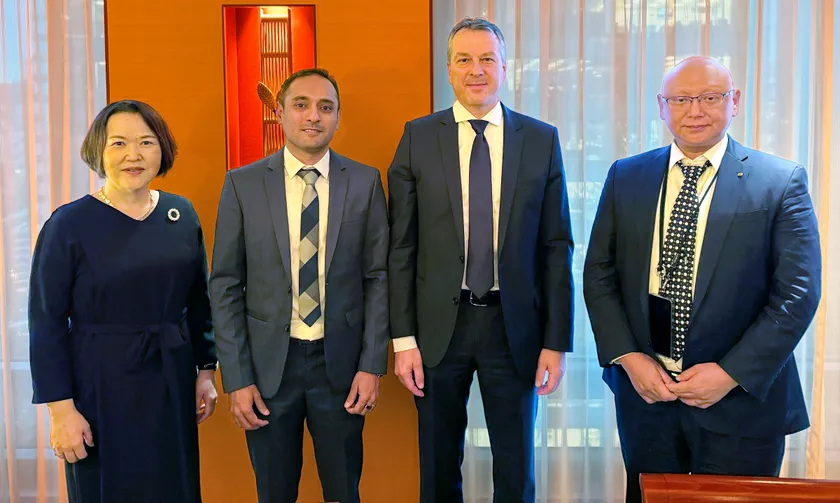 左から Qt Group 日本担当カントリーマネージャー 西尾 則子、Qt Group アジアパシフィック セールス・バイス・プレジデント ティラク・ラマナ、Qt Group 製品担当シニア・バイス・プレジデント ユハペッカ・ニエミ、アイ・エス・ビー 代表取締役社長 若尾 一史氏