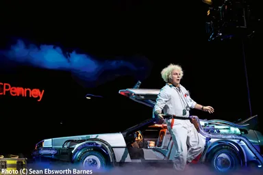 ロジャー・バートが演じるドク・ブラウン