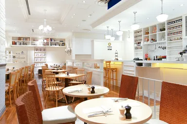 サラベス ルミネ新宿店 店内