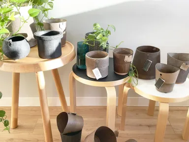 紙素材とは思えない洗練された質感、陶器のような風合いと防水性を兼ね備えたデザイン