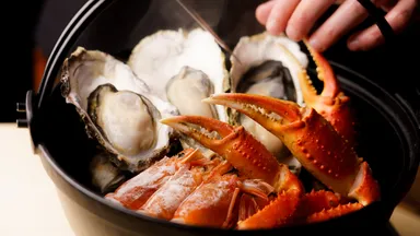 牡蠣と紅ズワイガニのいろり蒸し