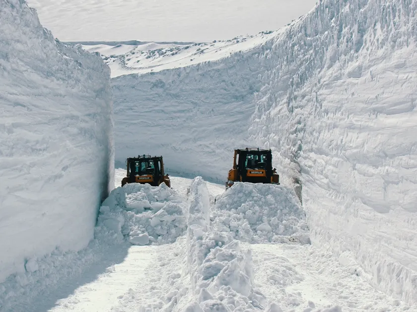 立山有料道路の除雪風景