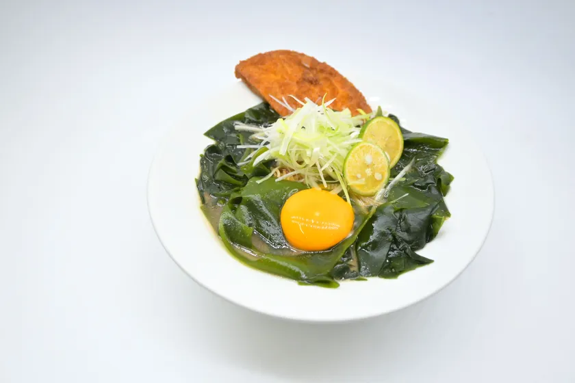 「わかめラーメン フィッシュカツのせ」