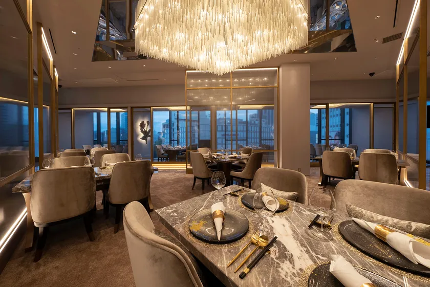 ラグジュアリーな店内