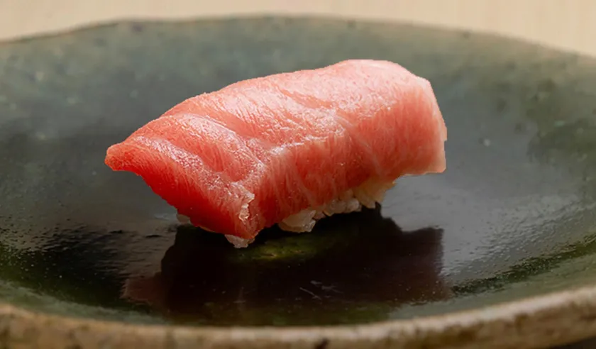 マグロは、マグロ専門仲卸「やま幸」(やまゆき)から仕入れる上質のものを使用。