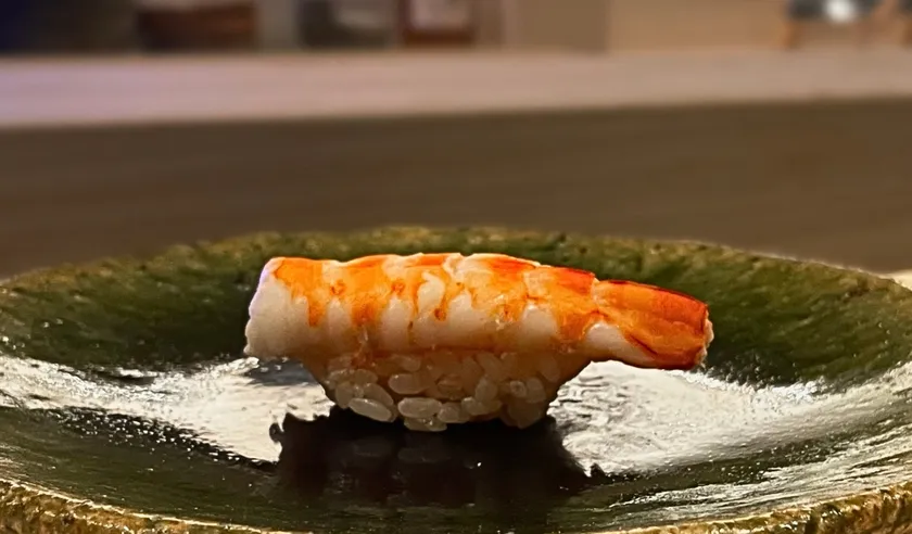 活車海老専用の水槽から取り出し、握る直前に茹で上げる新鮮な車海老をご提供しております。