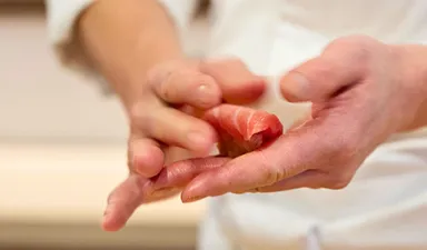 「横井醸造」の赤酢と米酢を独自ブレンドしたシャリ酢を使用し、控えめな甘さとさっぱりとした食感が特徴の庄内米ササニシキを採用。