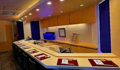 日本の四季を味わえる本格江戸前鮨をメインに、懐石小料理も楽しめる劇場型の寿司店です。