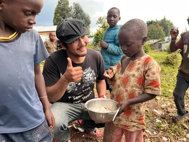 コンゴ民主共和国難民キャンプで食糧支援