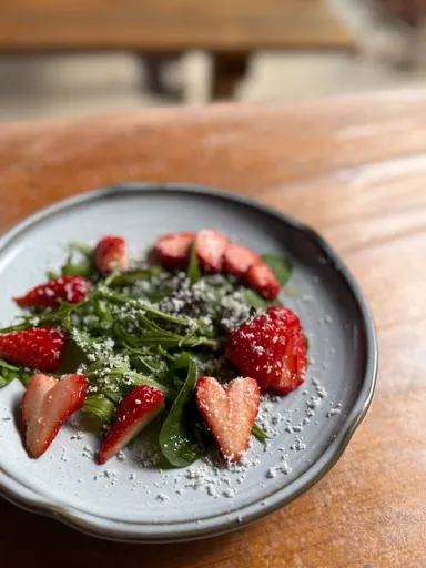 三田産の野菜やいちごを使ったサラダ