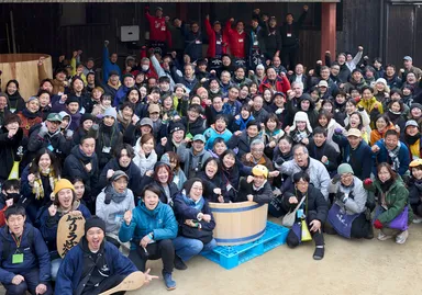 木桶職人復活プロジェクトメンバーと今年1月に木桶風呂をつくりあげた時の様子