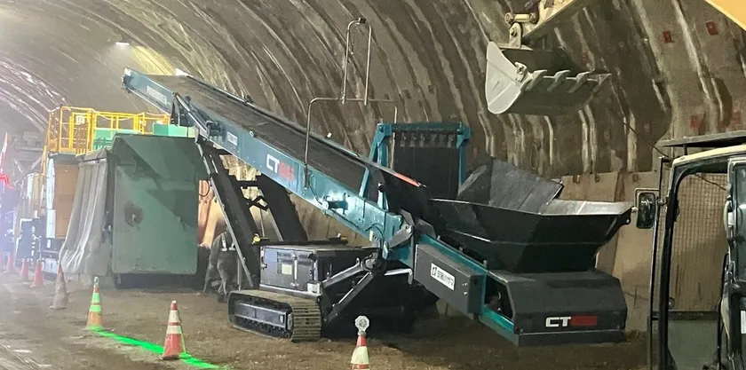 写真6:移動式クラッシャー(連続ベルトコンベヤシステム)と遠隔操作移動式ベルトコンベヤの連動試験(山岳トンネル)