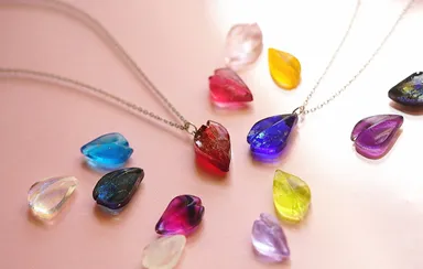 「ひとひらの桜」(花びらのような繊細なペンダント)