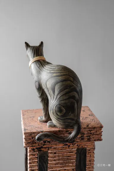 三宅一樹《聖唐櫃》猫背面