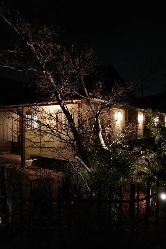 bistro yummy 外観 夜