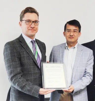 認定時撮影 (C) Victrex plc