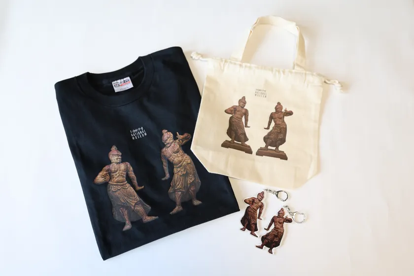 左から金剛力士立像Tシャツ、プリント巾着、アクリルキーホルダー