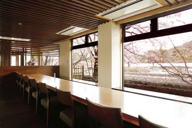 宇治川沿いのカウンター