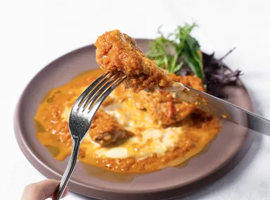 メインディッシュ「丹波あじわい鶏もも肉のトマトクリームソース」