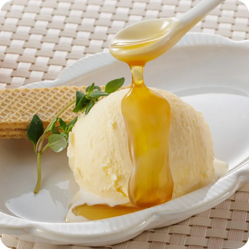 アイスクリームにぴったりのラベンダー蜜をかけて