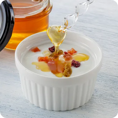 ヨーグルトにぴったりのオレンジ蜜をかけて