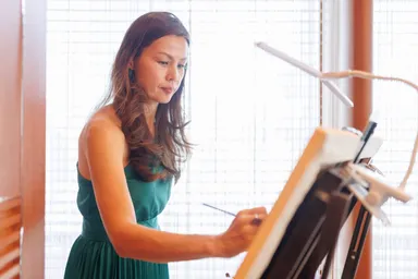 露宴の最中に会場内でライブ・ウェディング・ペインティング