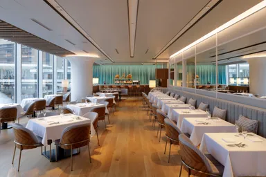 ランチタイムは開放的で明るい店内