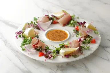 炭で直炙りした本日鮮魚カルパッチョ 濃厚スパイス雲丹ソース　2,860円(税込)