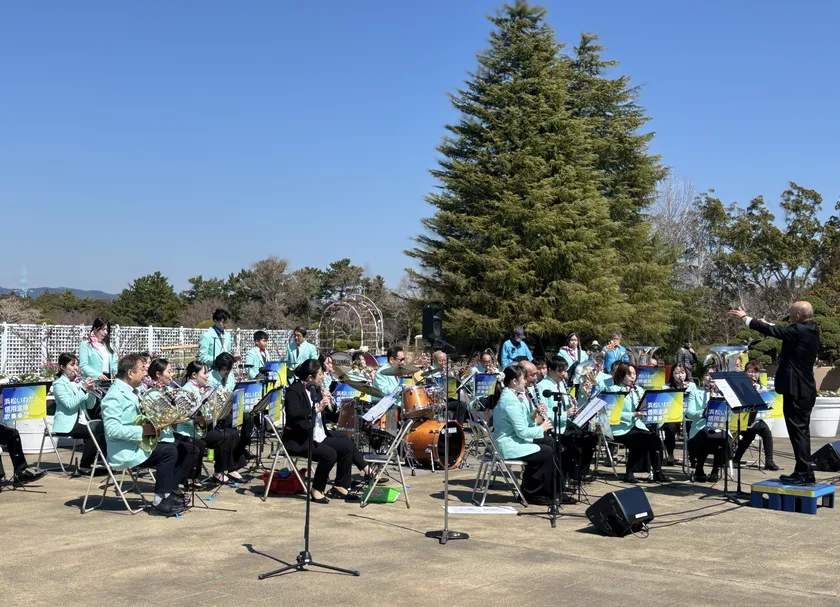 花を添えた地元企業の吹奏楽団