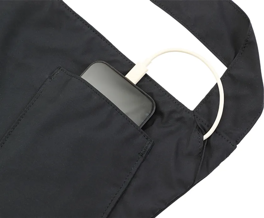 本体のファスナーを開けずに、充電可能