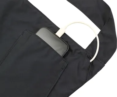 本体のファスナーを開けずに、充電可能