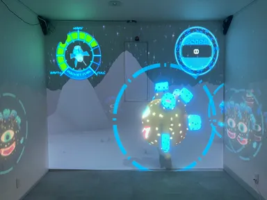 ホーリープラネットの壁に映し出されるセンサー式ゲーム