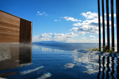 空と海と温泉の一体感！屋上の『天空露天風呂』